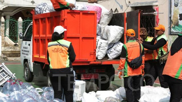 El departamento de LH explica las actividades de los camiones El departamento de LH explica las actividades de los camiones de basura en Tanah Kusir TPU
|