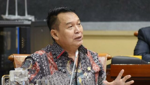 TB Hasanuddin dijo que Prabowo quería convertirse en mediador entre Estados Unidos e Irán

 | 