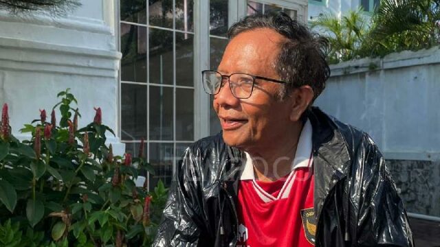 Mahfud sospecha que hay algo grave detrás del estado de alerta del TNI 1

 | 