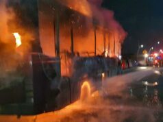 Un autobús turístico arde en la autopista de peaje de Cipali.
| Un autobús turístico arde en la autopista de peaje de Cipali.
|