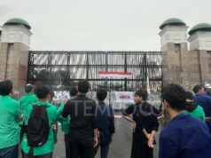 BEM SI realiza una protesta en Monas para exigir que Indonesia abandone la balanza de pagos
| BEM SI realiza una protesta en Monas para exigir que Indonesia abandone la balanza de pagos
|