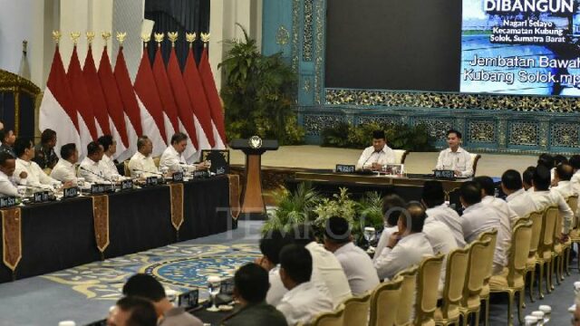 La sesión del gabinete de Prabowo abre el vídeo de los logros del gobierno

 | 