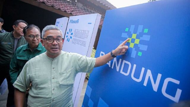 El alcalde de Bandung, Farhan, considera la educación a distancia

 | 