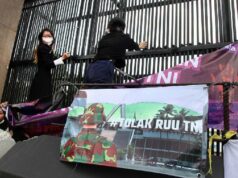 Proyecto de decreto presidencial sobre las tareas del TNI: ¿podrían las manifestaciones convertirse en actos de terrorismo?
| Proyecto de decreto presidencial sobre las tareas del TNI: ¿podrían las manifestaciones convertirse en actos de terrorismo?
|