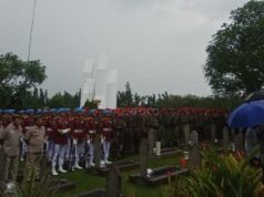 Prabowo asiste al funeral de Try Sutrisno en TMP Kalibata
| Prabowo asiste al funeral de Try Sutrisno en TMP Kalibata
|