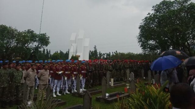 Prabowo asiste al funeral de Try Sutrisno en TMP Kalibata

 | 