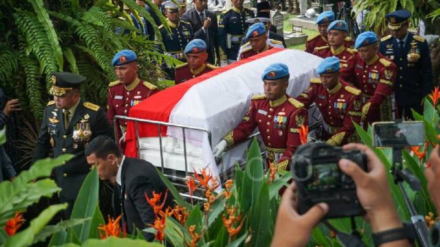 Jokowi expresa sus condolencias por la muerte de Try Sutrisno

 | 