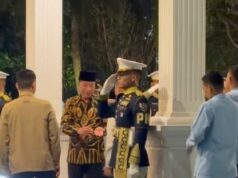 Jokowi y Gibran regresan a casa después de reunirse en el palacio
| Jokowi y Gibran regresan a casa después de reunirse en el palacio
|