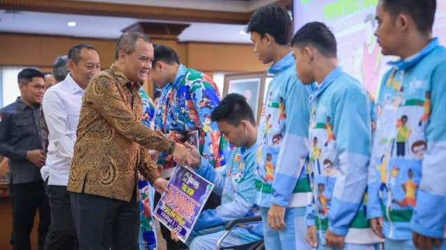 El gobernador de Java Central honra a los atletas con sus logros

 | 