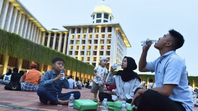 Le Minéral refuerza su compromiso como socio a largo plazo de la mezquita Istiqlal a través del programa Ramadán compartido

 | 