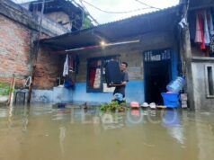 Las inundaciones en Yakarta se extienden a 148 RT
| Las inundaciones en Yakarta se extienden a 148 RT
|