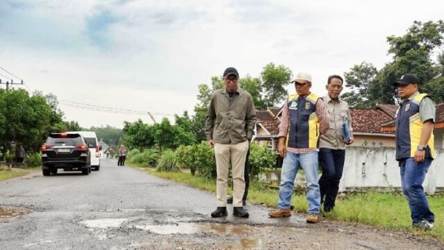 El Gobernador De Lampung Revisa Las Reparaciones De Las Carreteras De Pesawaran

 | 