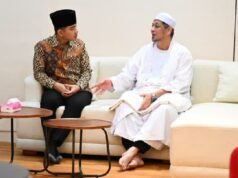 Gibran visita a Habib Ali Alhabsyi en Kwitang
| Gibran visita a Habib Ali Alhabsyi en Kwitang
|