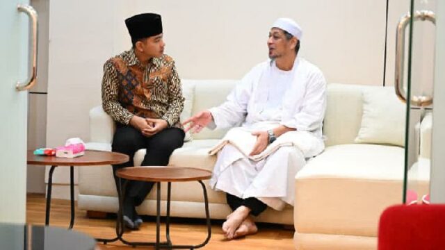 Gibran visita a Habib Ali Alhabsyi en Kwitang

 | 