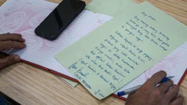 Anies visita al activista de contraste Andrie Yunus en RSCM

 | 