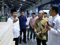 Gus Fawait fomenta la eficiencia energética durante su visita a PT Nankai
| Gus Fawait fomenta la eficiencia energética durante su visita a PT Nankai
|