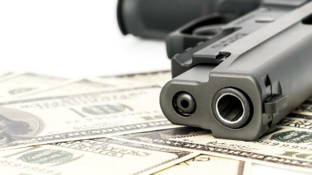 Arrestan al personal del TNI que vendía armas orgánicas a Arrestan al personal del TNI que vendía armas orgánicas a PNG
|