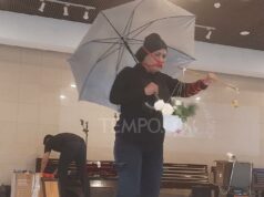 El espectáculo de poesía en Komika Yogyakarta apoya a Andrie Yunus
| El espectáculo de poesía en Komika Yogyakarta apoya a Andrie Yunus
|