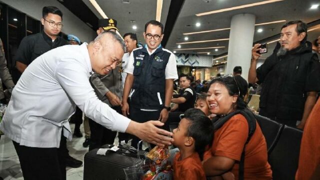 Para garantizar un flujo de retorno fluido, el Ministro de Transporte visita tres puertos en Banten

 | 