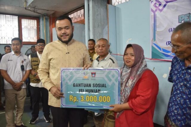 El gobierno de la ciudad de Padang distribuye ayuda y estímulo económico a las víctimas del desastre

 | 