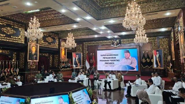 Ministro de Estado preside reunión de varios ministros en el Ministerio de Defensa

 | 