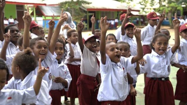 Danantara y PLN distribuyen 5.000 paquetes de útiles escolares

 | 