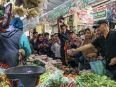 Inspección de mercado del gobernador de Java Central: precios estables y suministro seguro antes del Eid
| Inspección de mercado del gobernador de Java Central: precios estables y suministro seguro antes del Eid
|