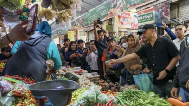 Inspección de mercado del gobernador de Java Central: precios estables y suministro seguro antes del Eid

 | 