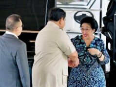 Reunidos en el Palacio, Prabowo tomó la mano de Megawati.
| Reunidos en el Palacio, Prabowo tomó la mano de Megawati.
|