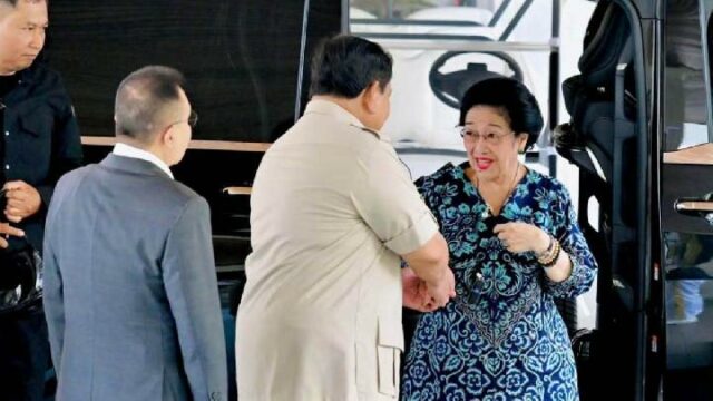 Reunidos en el Palacio, Prabowo tomó la mano de Megawati. Reunidos en el Palacio, Prabowo tomó la mano de Megawati.
|