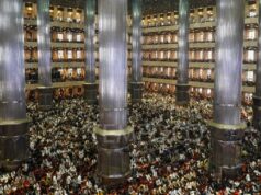 Se estima que la congregación de oración del Eid en Istiqlal llega a 500.000 personas.
| Se estima que la congregación de oración del Eid en Istiqlal llega a 500.000 personas.
|
