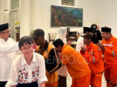 Rano Karno pide a los vecinos que presenten una denuncia directamente ante el ayuntamiento
| Rano Karno pide a los vecinos que presenten una denuncia directamente ante el ayuntamiento
|