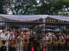 Regalo de puertas abiertas de Prabowo: Nastar y sobres llenos de dinero
| Regalo de puertas abiertas de Prabowo: Nastar y sobres llenos de dinero
|