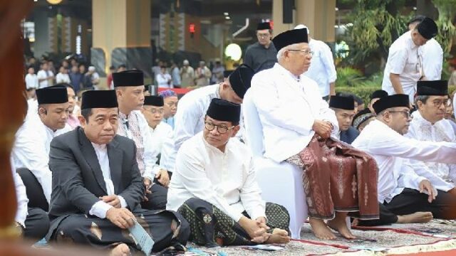 El Presidente del DPRD de DKI Yakarta asiste a las oraciones de Eid Al-Fitr en el Ayuntamiento

 | 