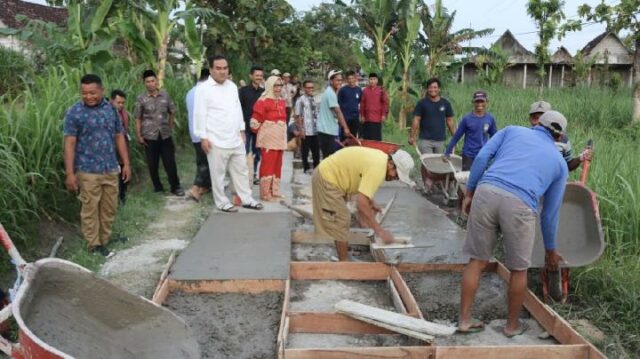 Blora Regent agradece la cooperación mutua de los residentes de Nglebak y pide ayuda en la reparación de carreteras

 | 