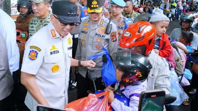 El gobernador Mirza acompaña al jefe de la policía nacional para controlar el reflujo en Bakauheni: la situación está bajo control

 | 