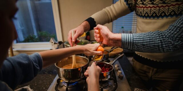 Las familias poliamorosas encuentran el equilibrio en la crianza de los hijos a través del trabajo en equipo

 | Parenting,essay,parenting-freelancer,coparenting,polyamory,blended-families,relationships,parenting