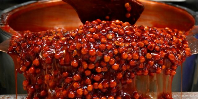 Cómo una tienda de delicias turcas de 162 años se convirtió en un imperio mundial de postres

 | Food,Culture,video,dessert,turkey,still-standing,food,middle-east,video-format-still-standing,guide-istanbul,pistachio