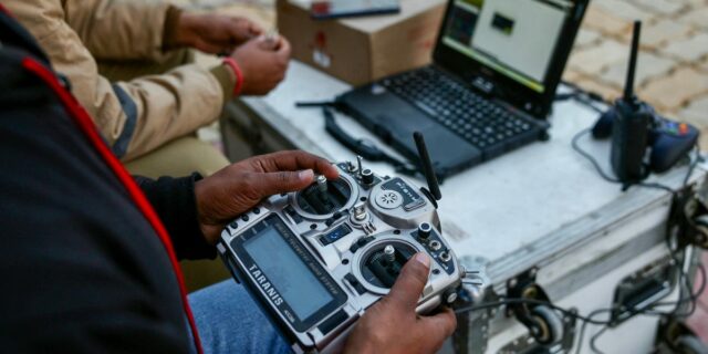 El impasse gubernamental sobre la IA podría decidir quién controla la tecnología militar

 | AI,anthropic,openai,military-technology