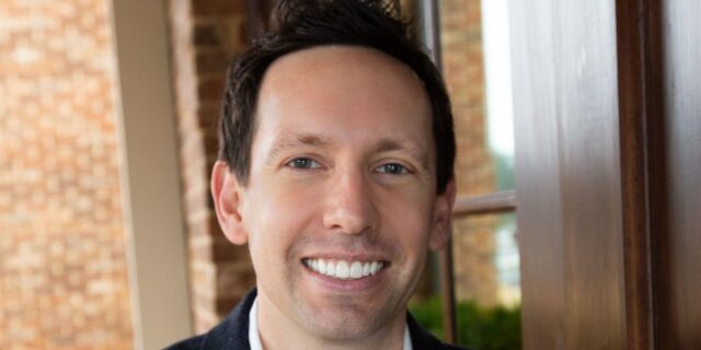 Empire CMO sobre el uso de una regla '10-80-10' para gestionar la transformación de la IA

 | Advertising,Media,Tech,orangetheory,empire,the-ai-marketer,cmo-insider-news,limited-synd,ai,as-told-to