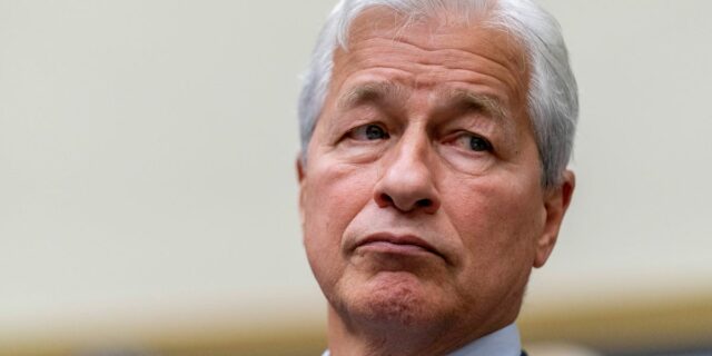 Dimon sobre el juicio a Trump: "él también estaría enojado" si no estuviera bancarizado

 | Finance,jamie-dimon,jpmorgan,finance,donald-trump,lawsuits