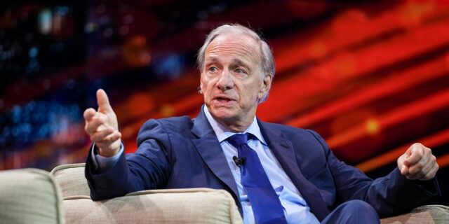 Ray Dalio dice que el auge de la IA podría Ray Dalio dice que el auge de la IA podría "comerse a sí mismo"
| AI,ray-dalio