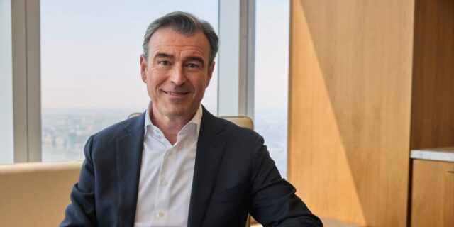 Wells Fargo quiere crecimiento. Su responsable de IA tiene tres principios para conseguirlo.

 | Finance,wells-fargo,ai,wall-street,finance,beacon-industries-big-bet,changing-workplace-big-bet