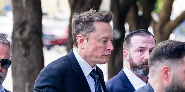 Tesla 'señuelo' a fotógrafos distraídos fuera del juicio de Elon Musk

 | Law,Tech,elon-musk,tesla,x,twitter,tesla-stock,trial,lawsuit,beacon-industries-big-bet