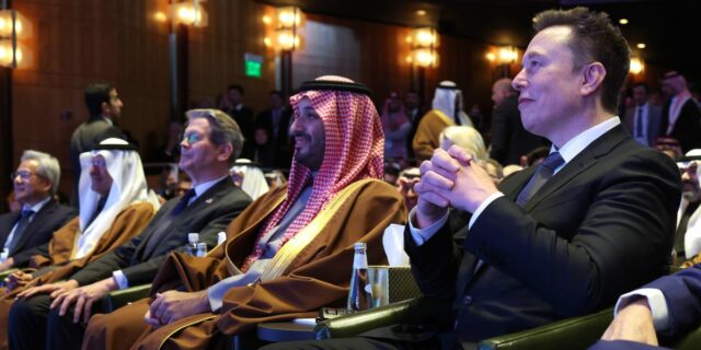 Paramount planea utilizar 'inversores extranjeros' para ayudar a financiar el acuerdo con el WBD

 | Media,qatar,abu-dhabi,saudi-arabia,warner-bros-discovery,gerry-cardinale,red-bird,paramount,larry-ellison,david-ellison,sovereign-wealth-funds,politics,mohammed-bin-salman,ma