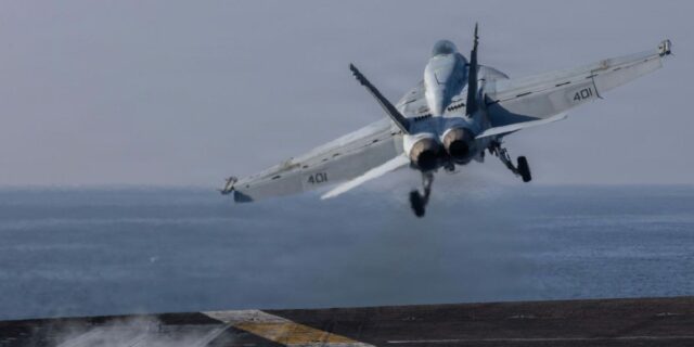 Estados Unidos ataca a un portaaviones iraní y el barco se incendia: almirante

 | Military & Defense,defense,us-iran-conflict,iran,drones,warfare-big-bet