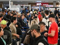 La escasez de agentes de la TSA provoca largas esperas en la seguridad del aeropuerto
| Travel,Politics,air-travel,tsa,government-shutdown La escasez de agentes de la TSA provoca largas esperas en la seguridad del aeropuerto
| Travel,Politics,air-travel,tsa,government-shutdown