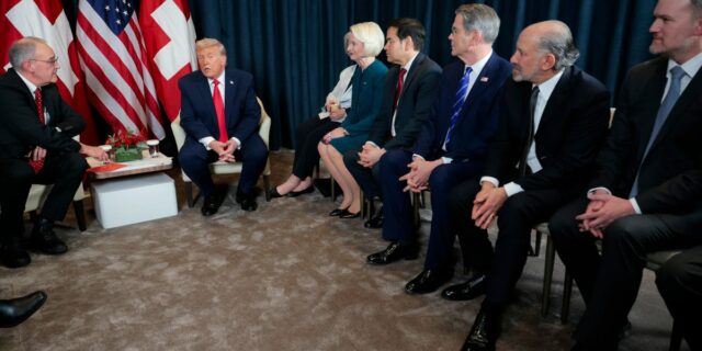 Florsheim de Weyco fabrica los zapatos imprescindibles de Trump y quiere reembolso de aranceles

 | Politics,trump,tariffs,shoes,lawsuits,donald-trump,tariff,business,economy,footwear,trump-administration,trade-war