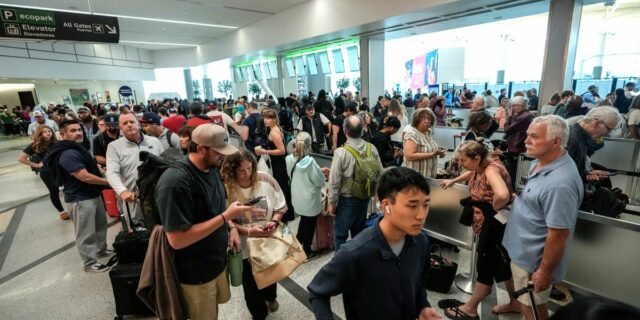 Cómo comprobar los tiempos de espera de la TSA antes de su vuelo

 | Transportation,aviation,tsa,airports,airport-security,travel,trending-uk