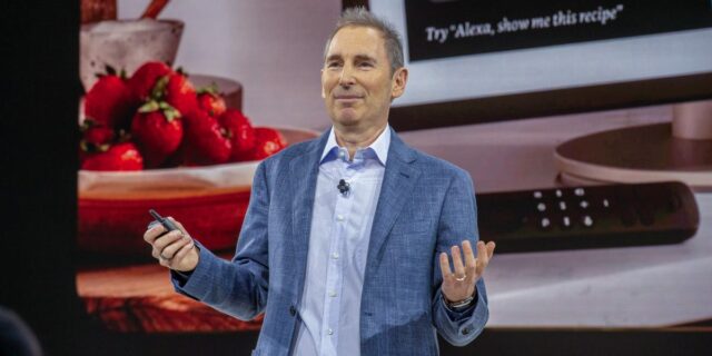 La apuesta de Amazon de 50.000 millones de dólares por OpenAI viene acompañada de estrictos puntos de conversación

 | Tech,AI,amazon,amazon-web-services,openai,big-tech,artificial-intelligence,limited-synd,exclusive,inside-business